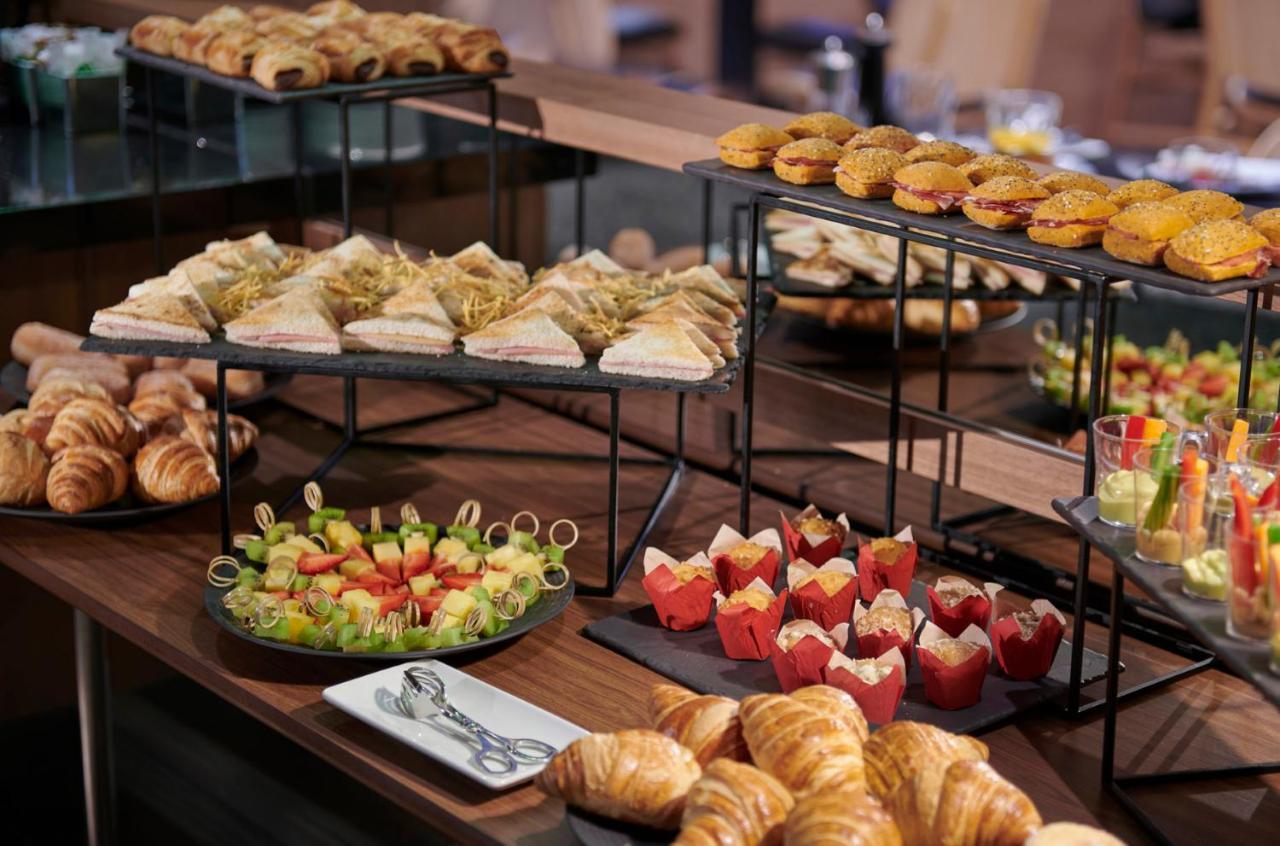 Hotel Hyatt Centric Gran Via Madrid Esterno foto A buffet of light refreshments