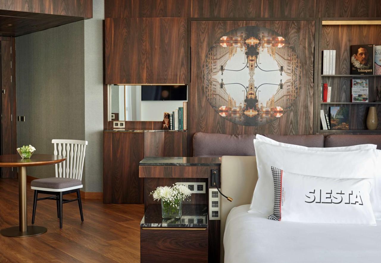 Hotel Hyatt Centric Gran Via Madrid Esterno foto A room at the hotel