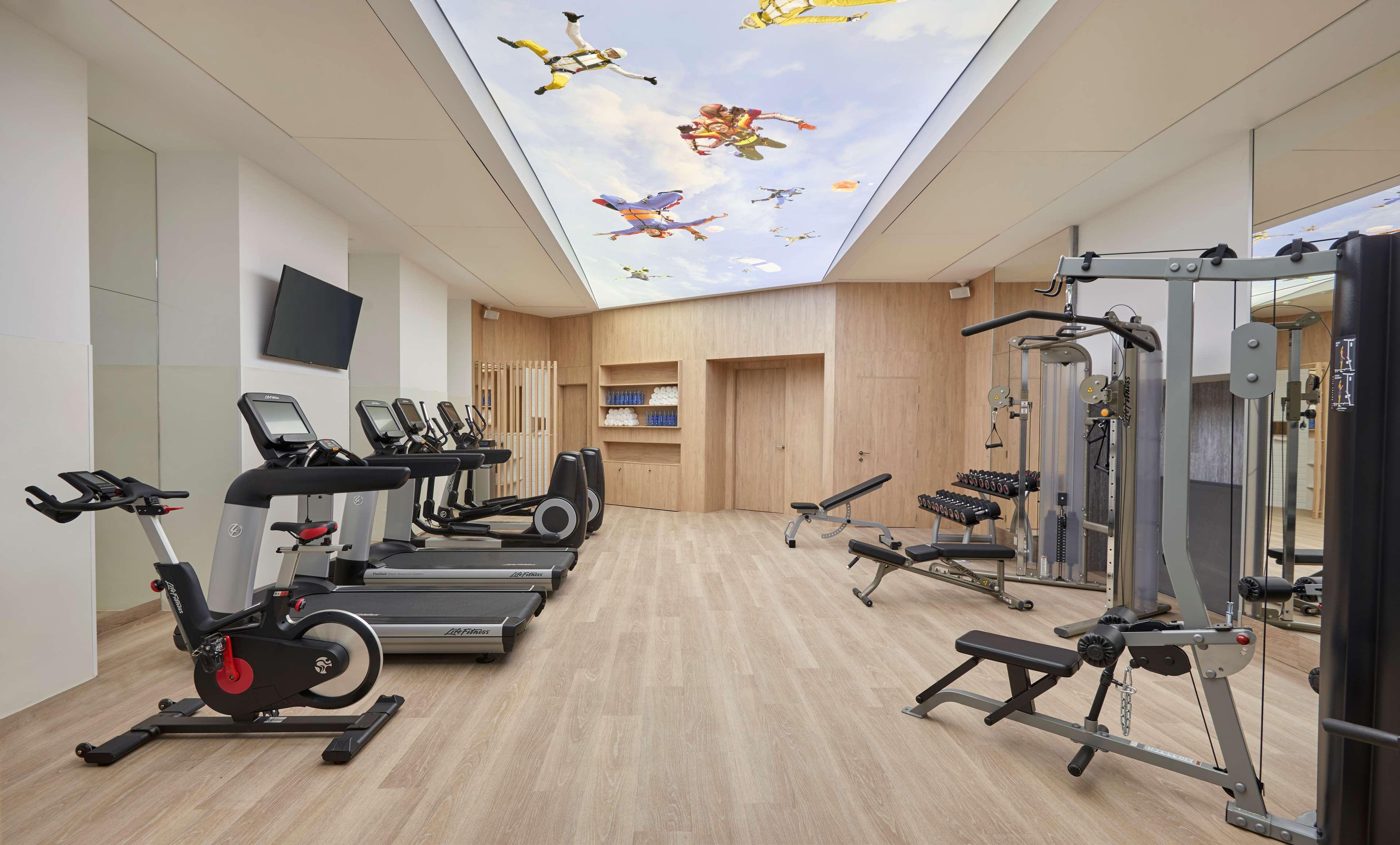 Hotel Hyatt Centric Gran Via Madrid Esterno foto The gym at the hotel