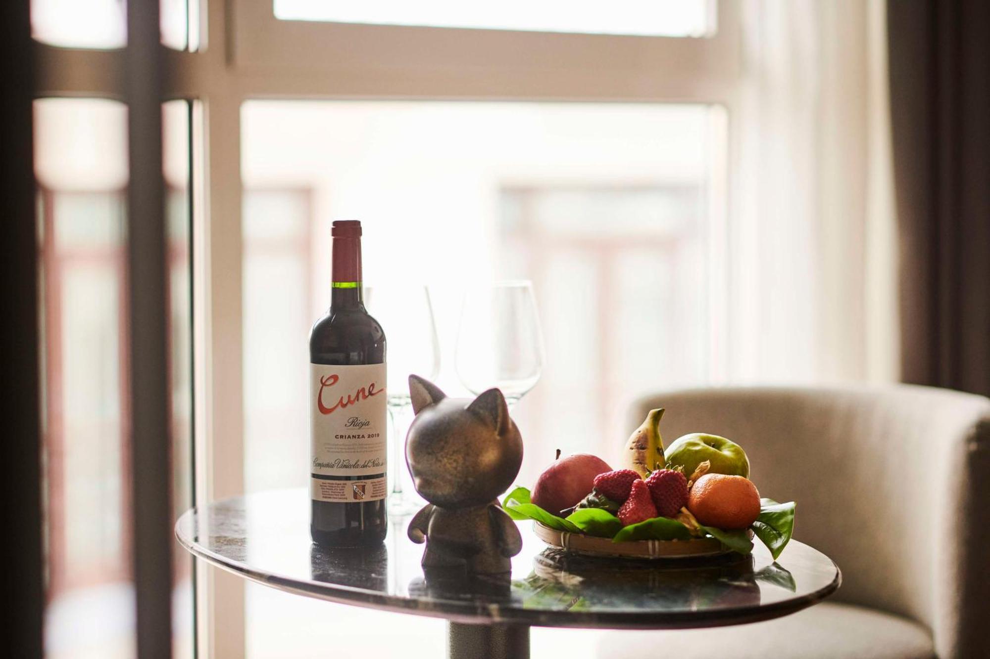 Hotel Hyatt Centric Gran Via Madrid Esterno foto A bottle of wine