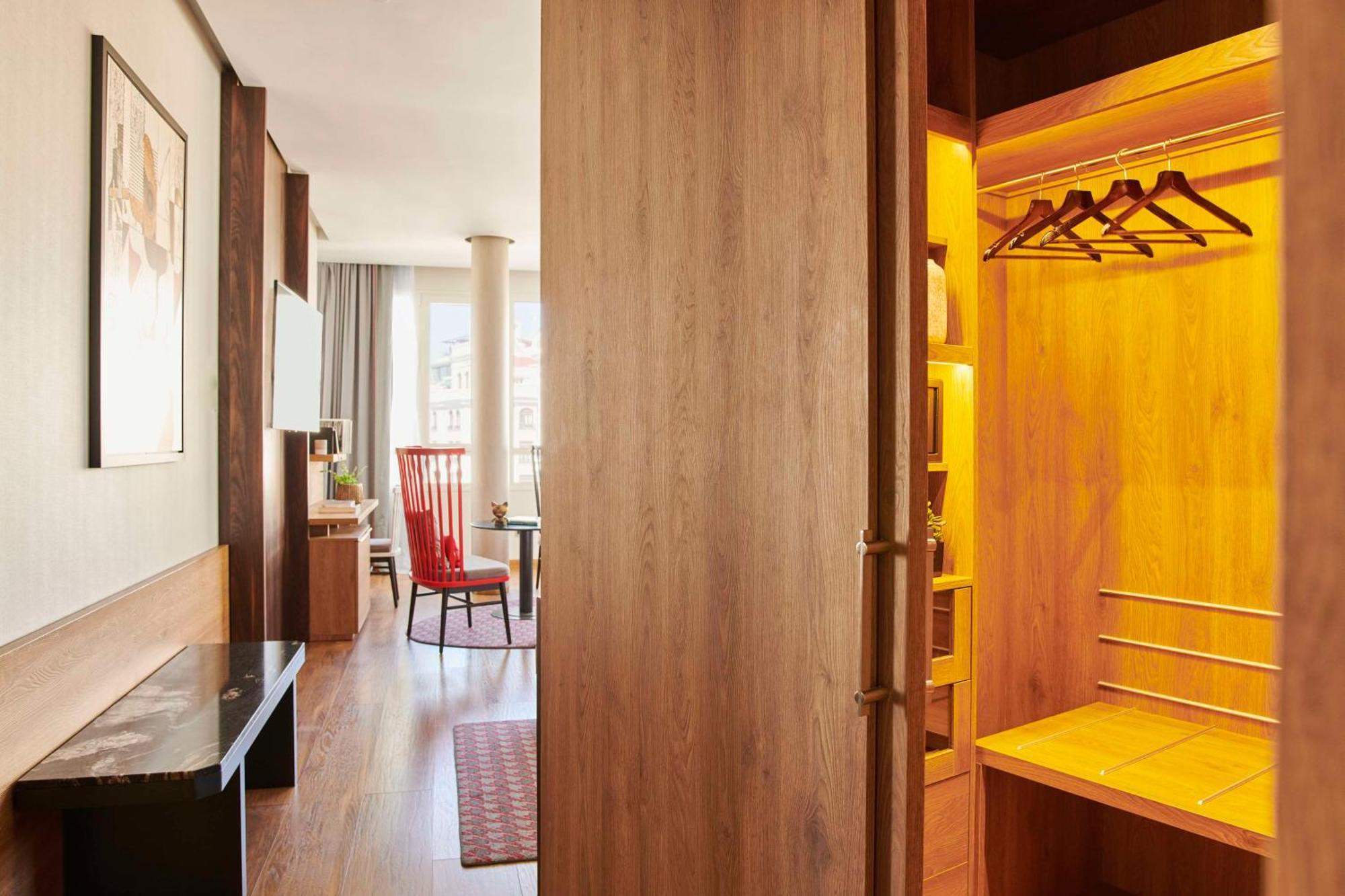Hotel Hyatt Centric Gran Via Madrid Esterno foto A room at the hotel