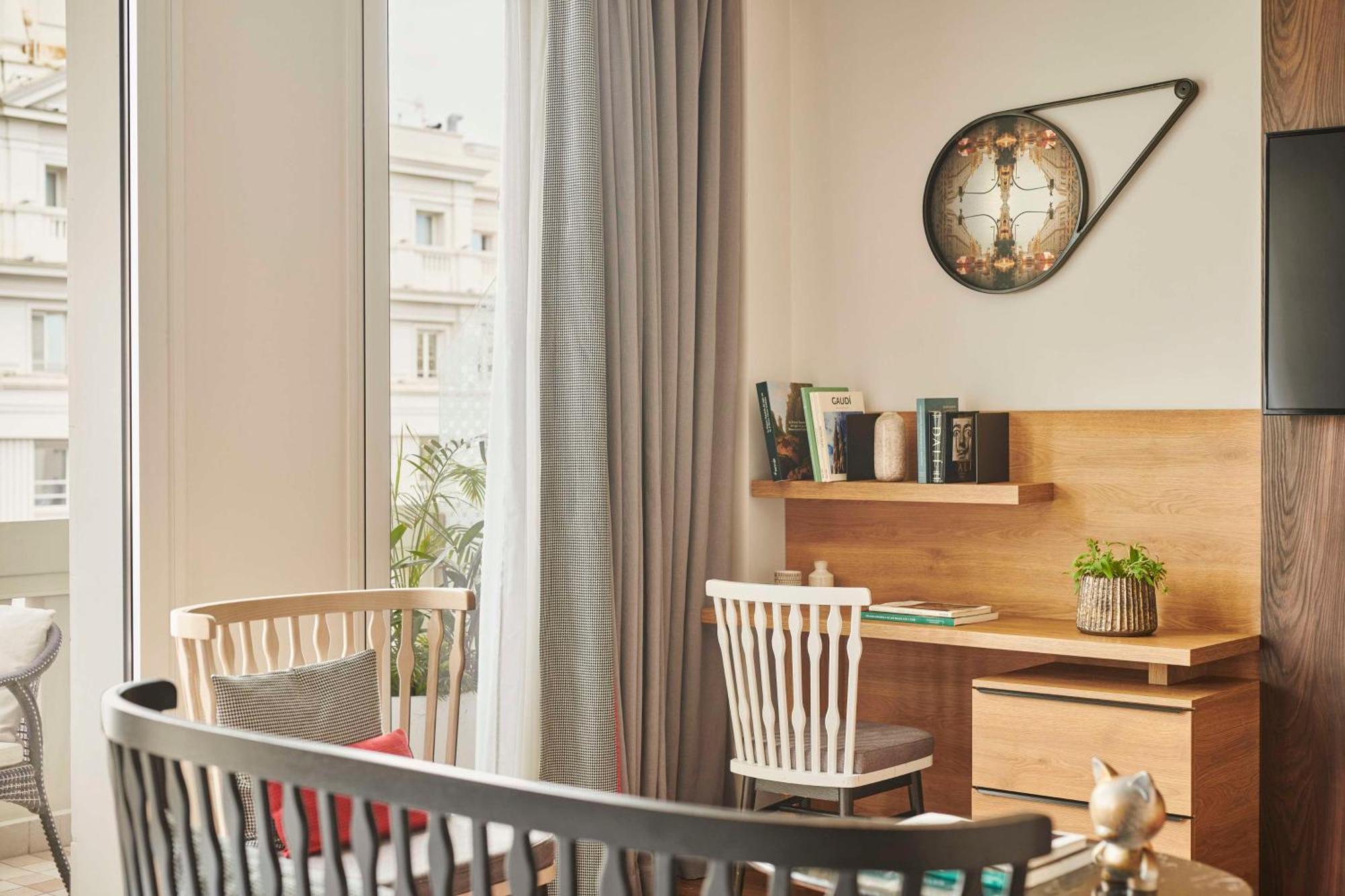 Hotel Hyatt Centric Gran Via Madrid Esterno foto A wall clock
