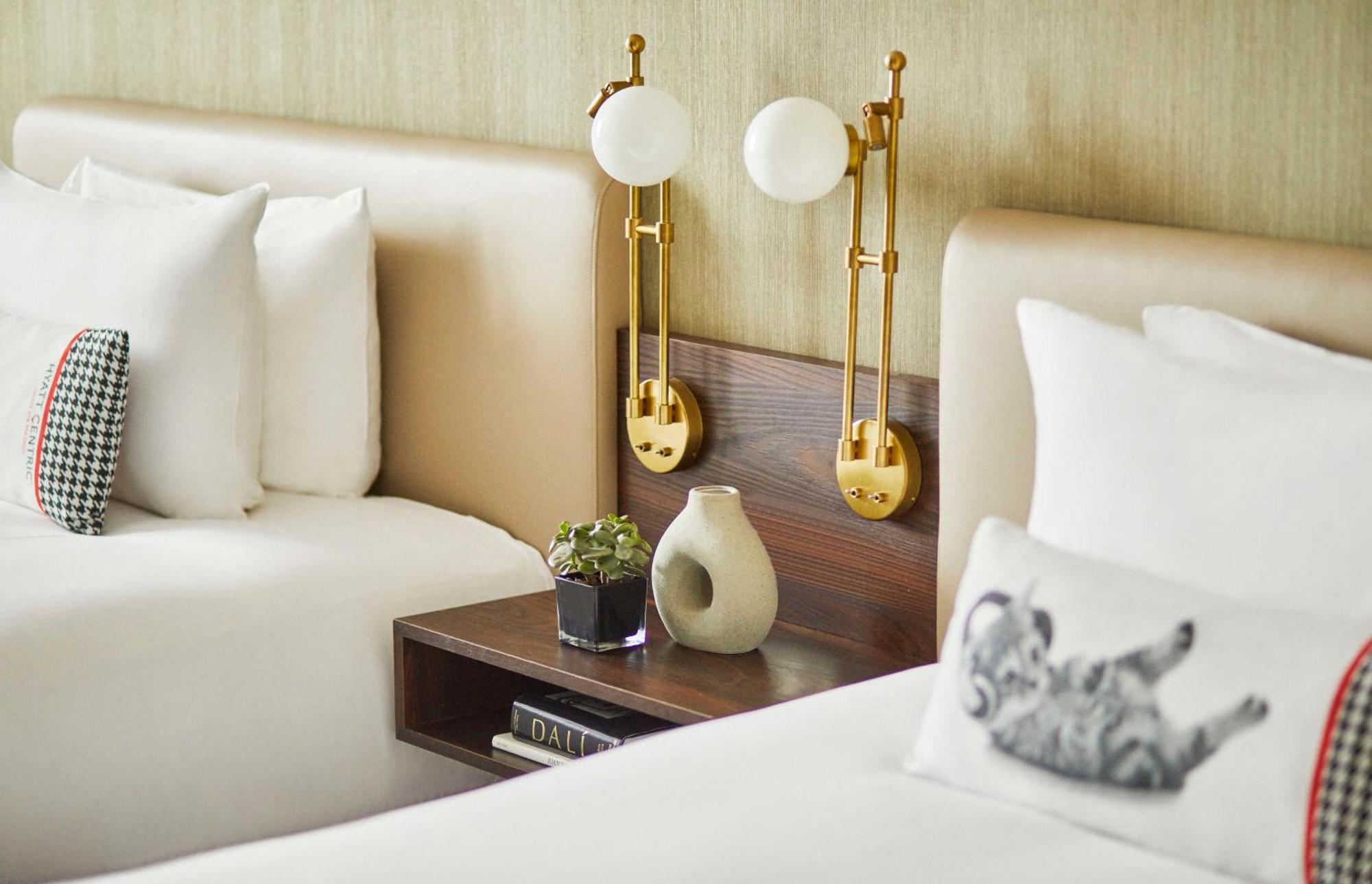 Hotel Hyatt Centric Gran Via Madrid Esterno foto A guest room at the Conrad Washington