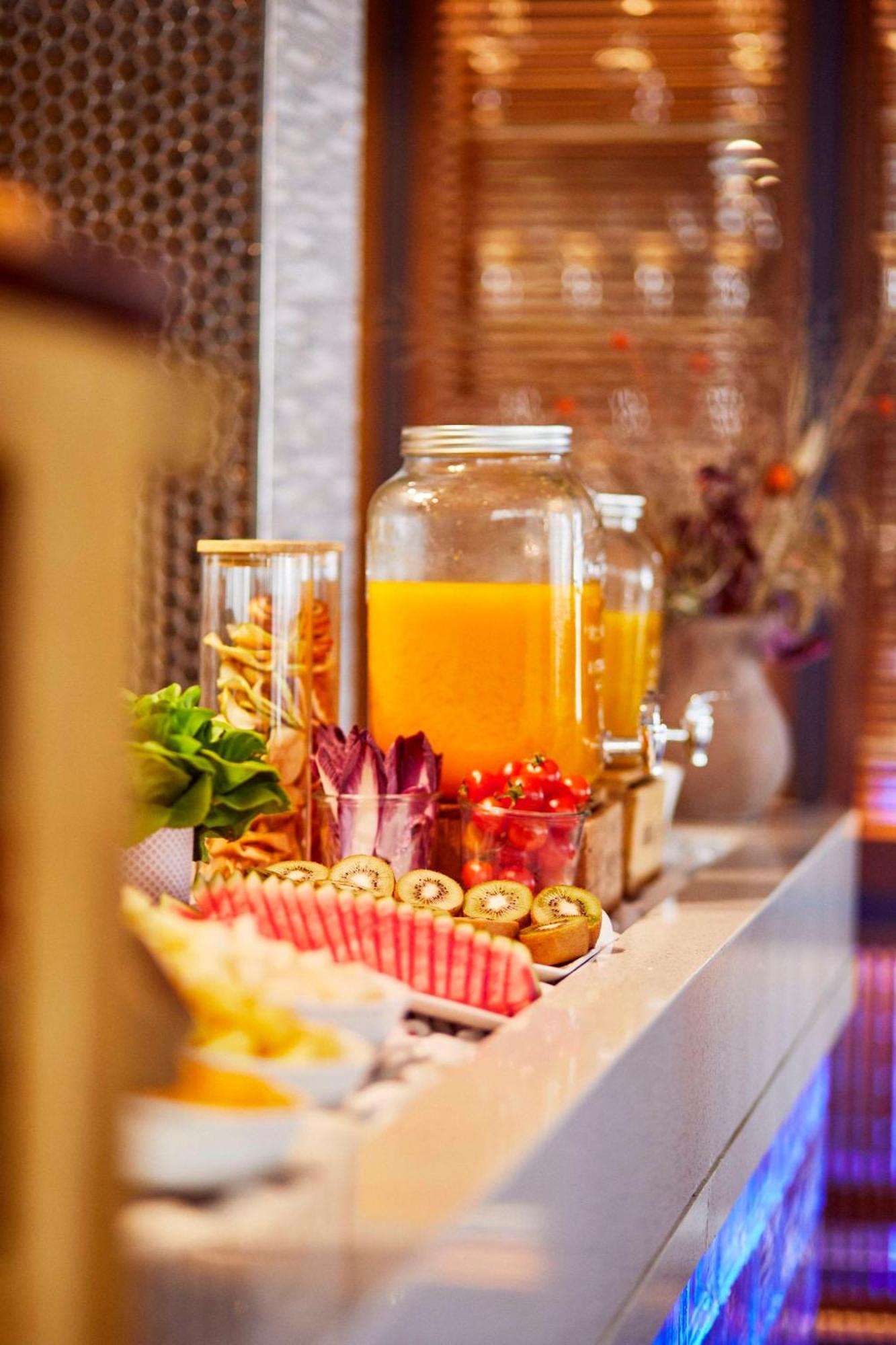 Hotel Hyatt Centric Gran Via Madrid Esterno foto A selection of food at the buffet