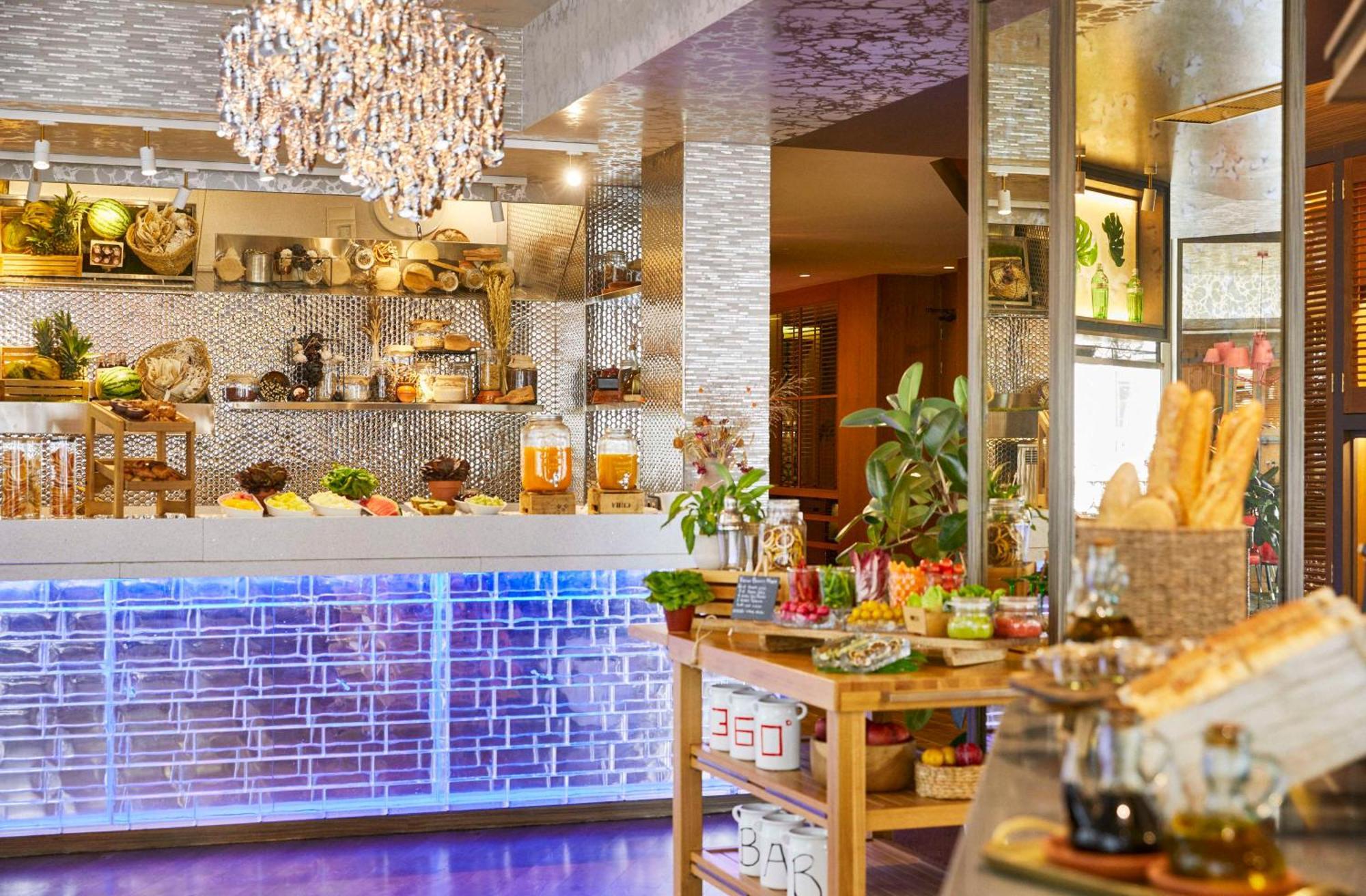 Hotel Hyatt Centric Gran Via Madrid Esterno foto The buffet at the restaurant