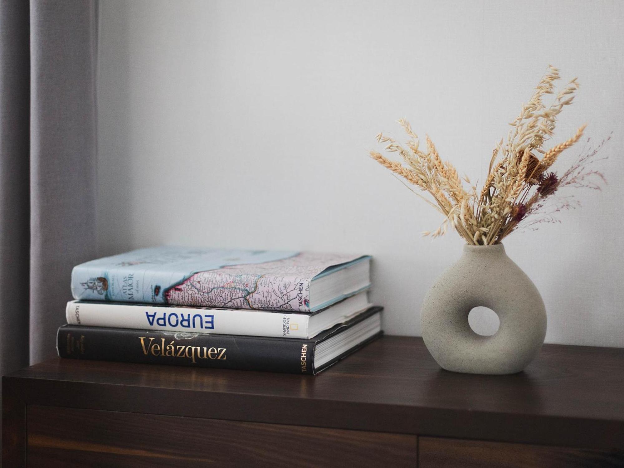 Hotel Hyatt Centric Gran Via Madrid Esterno foto A vase with dried flowers